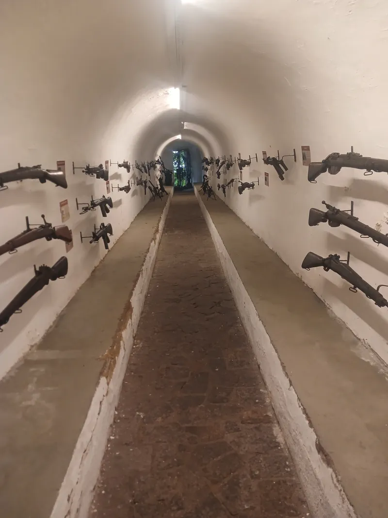 Fileiras de armamentos históricos no túnel abobadado do Museu do CFN