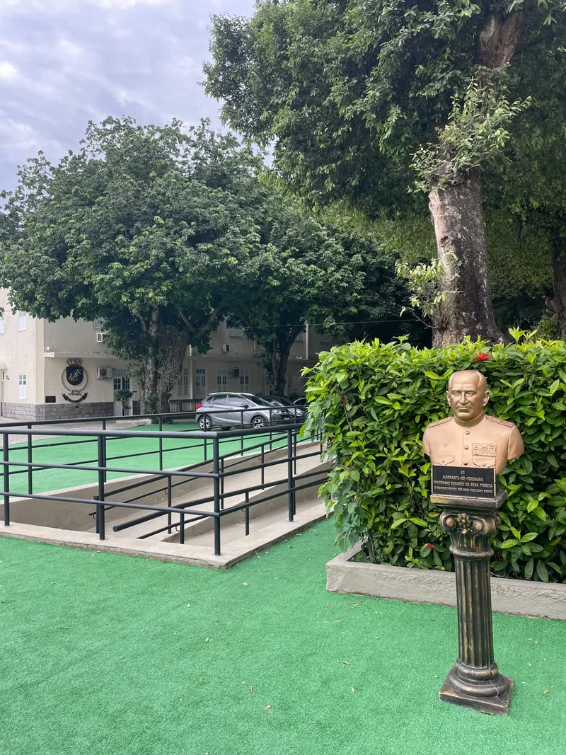 Busto no Pátio Almirante Maximiano