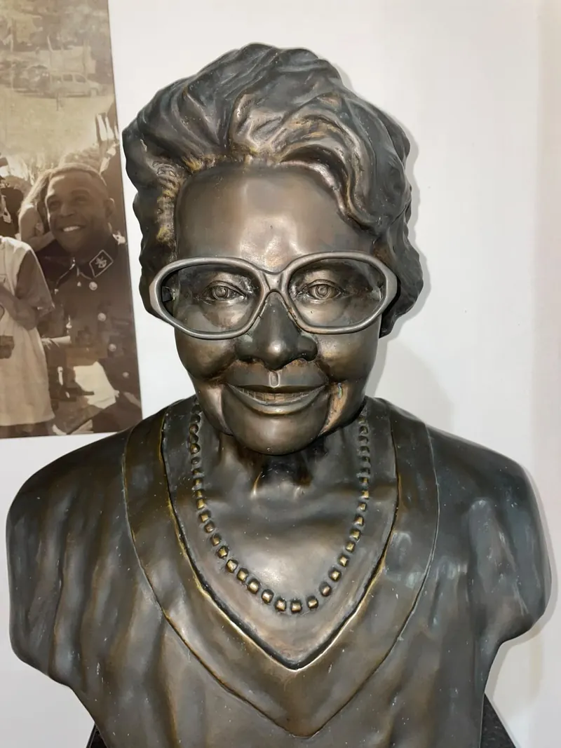 Busto de Rachel de Queiroz, Madrinha do Corpo de Fuzileiros Navais