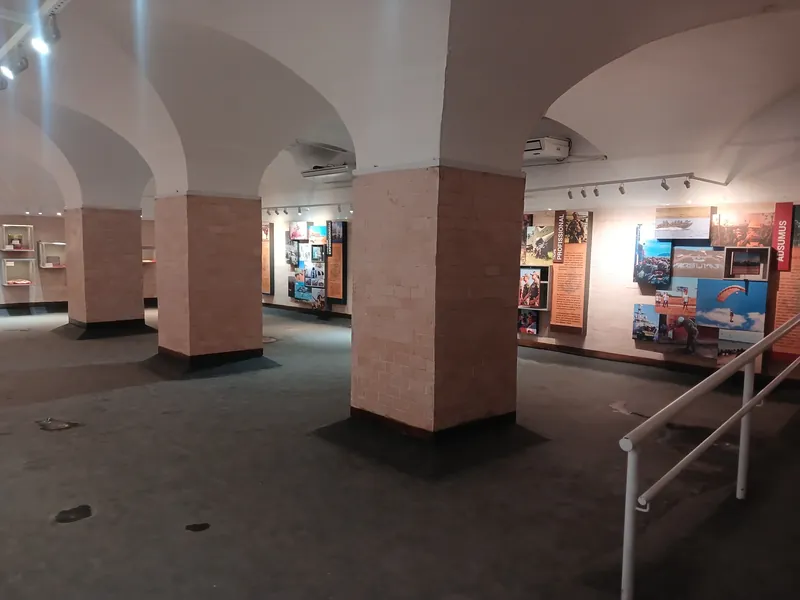 Salão abobadado da antiga Cisterna da Fortaleza, com pilares e painéis da exposição