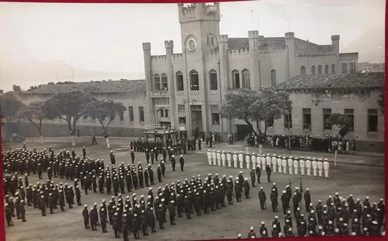 Fuzileiros Navais em formatura no pátio da Fortaleza de São José, em foto histórica