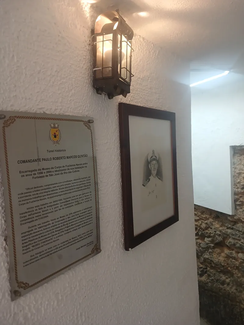 Placa em homenagem ao Comandante Paulo Roberto Marcos Quintão no túnel do museu