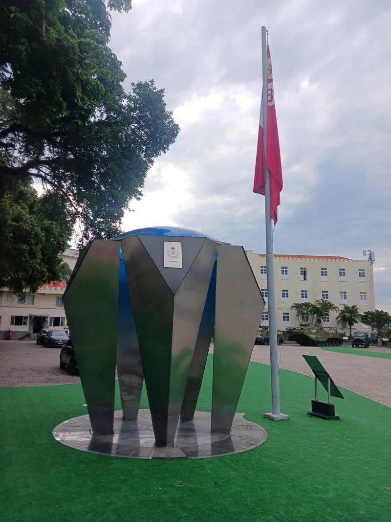 Memorial do CFN visto de perto, com a cúpula azul que reproduz o céu de 7 de março de 1808