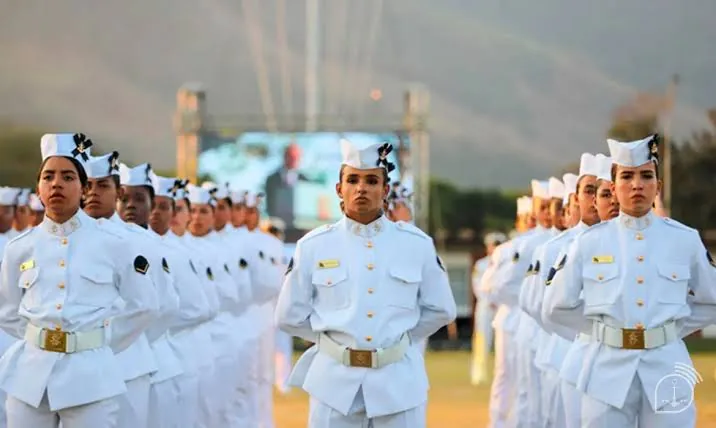 Soldados Fuzileiros Navais mulheres em formatura, com uniforme branco
