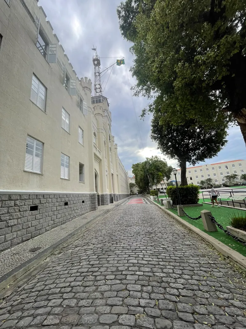 Rua de paralelepípedos do Pátio Almirante Maximiano com a torre ao fundo