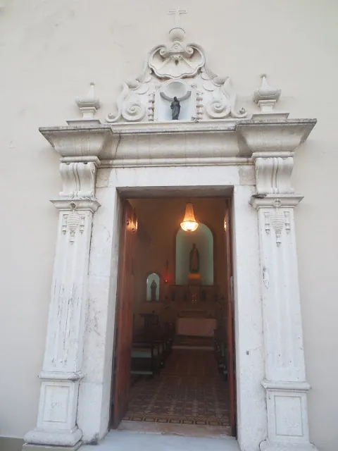 Portal barroco da Capela de São José aberto, com o altar ao fundo