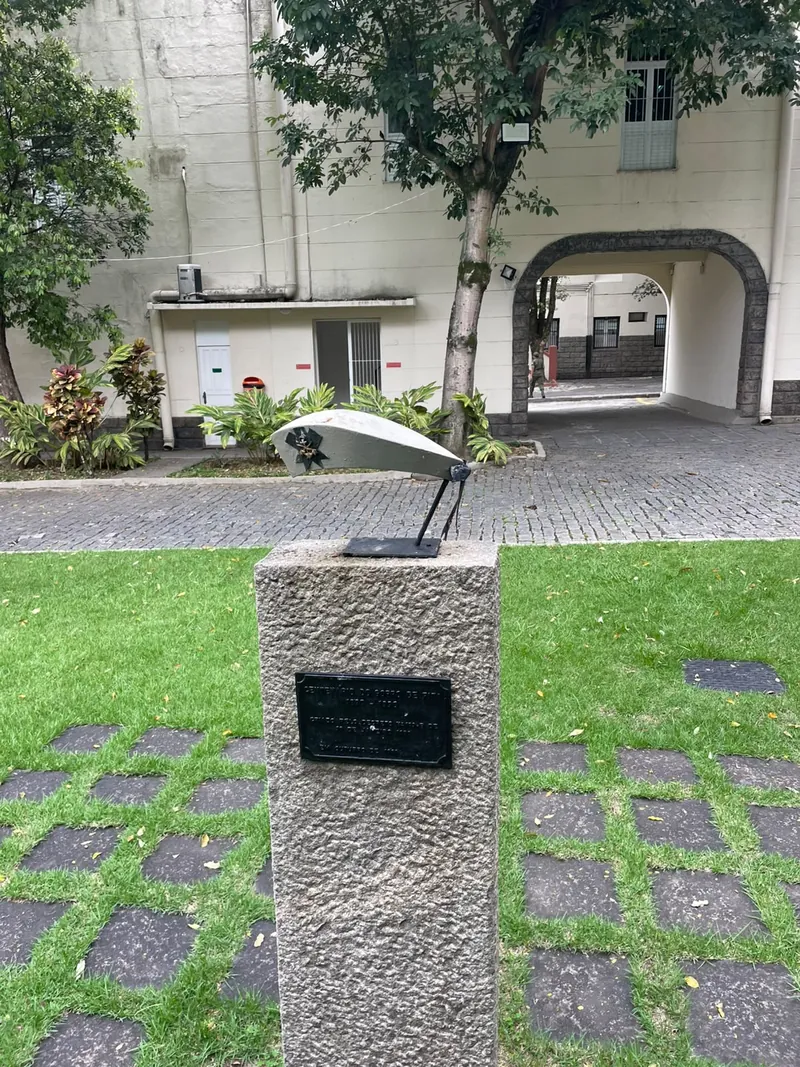 Monumento ao gorro de fita na Praça do Gorro de Fita, na Ilha das Cobras