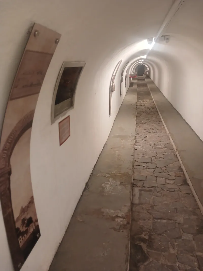 Túnel Histórico Comandante Quintão, com painéis sobre a construção da Fortaleza de São José