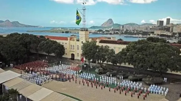 Vista aérea da Fortaleza de São José, com formatura no pátio e o Pão de Açúcar ao fundo