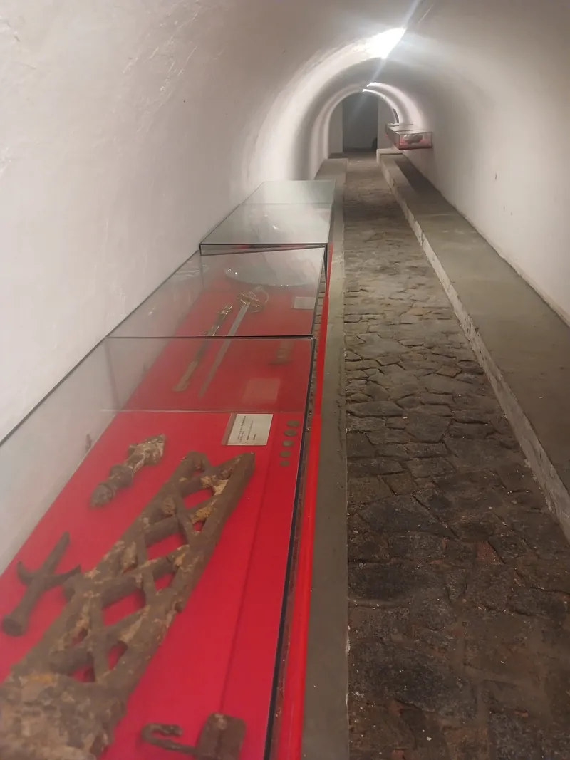 Vitrine com peças do acervo no Túnel Histórico Comandante Quintão